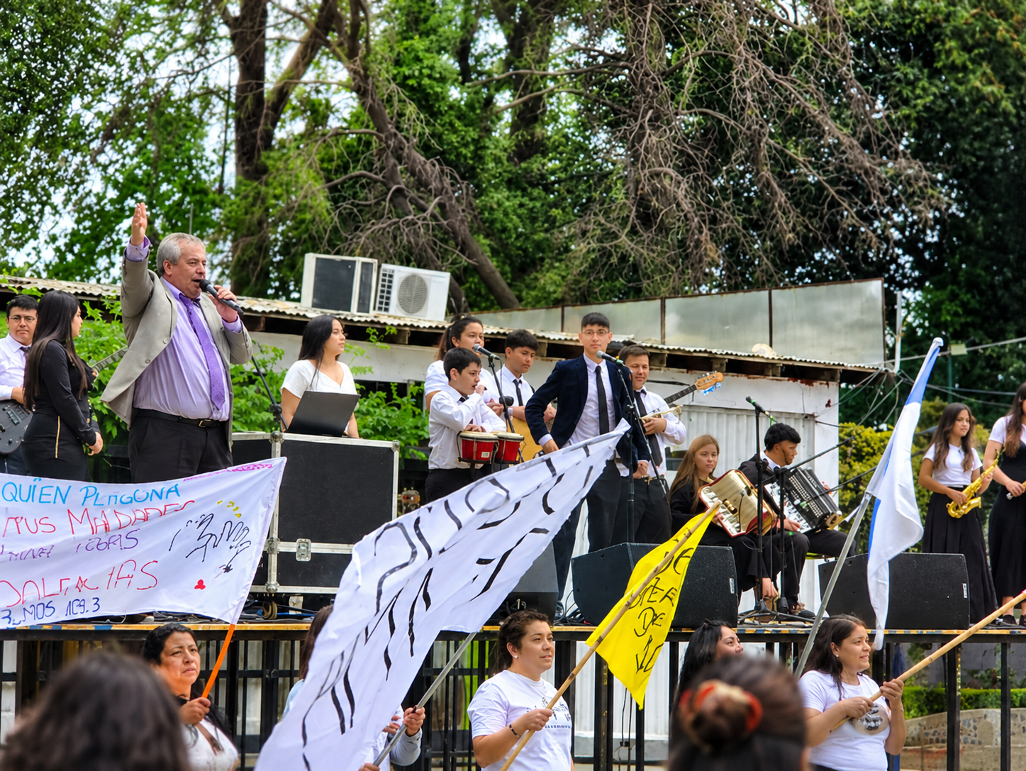 Congregación de Iglesia Salvos en Cristo compartiendo en comunidad
