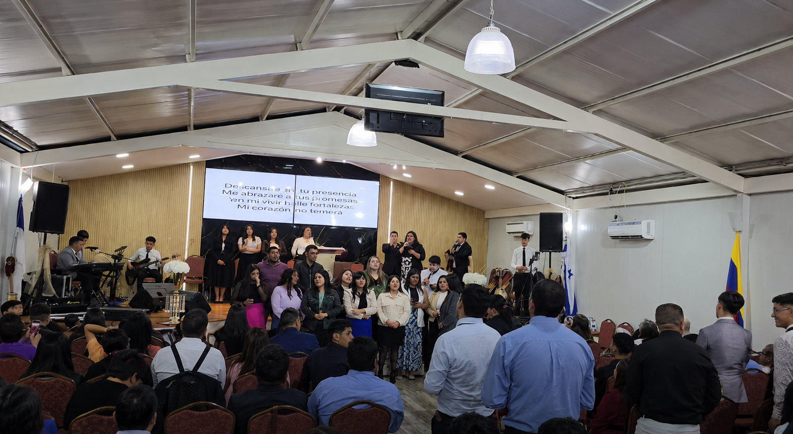 Comunidad de Iglesia Salvos en Cristo reunida en el templo