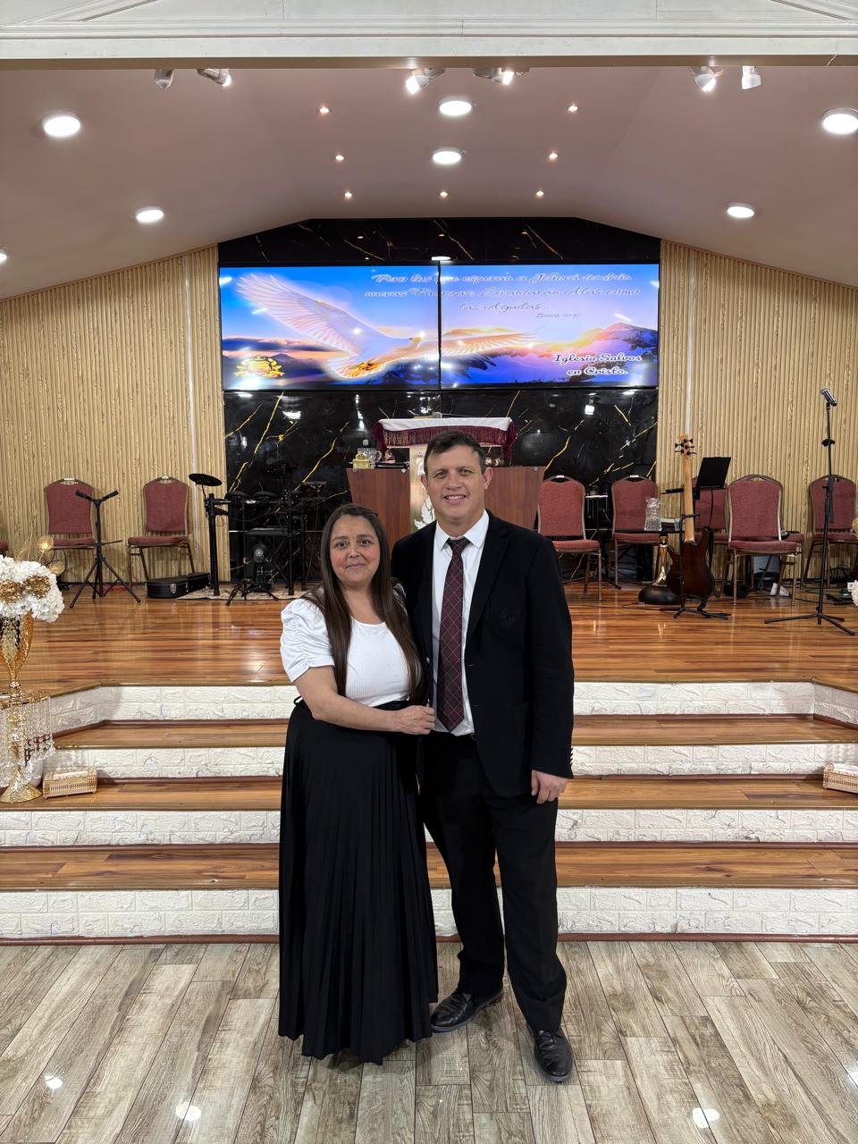 Pastores Jonathan Briceño y Tabita Salazar en Iglesia Salvos en Cristo
