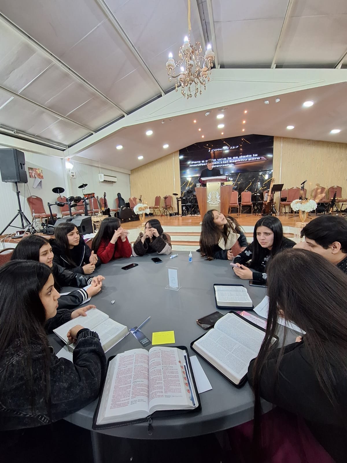 Integrantes de Iglesia Salvos en Cristo estudiando la Palabra de Dios